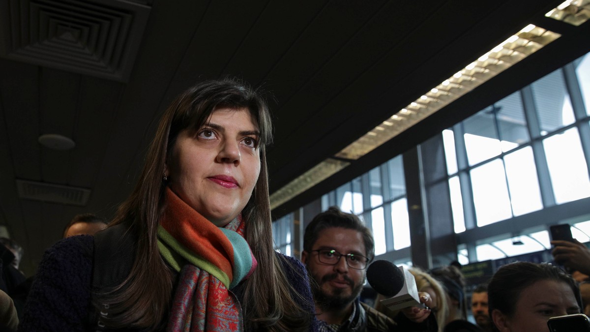 Laura Codruța Kovesi, întâmpinată cu flori la întoarcerea în țară
