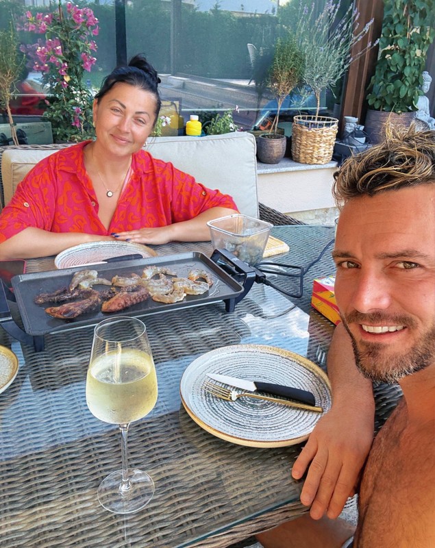 Tavi Clonda a mers la Beach, Please! fără Gabriela Cristea. Cine l-a însoțit pe artist și ce s-a întâmplat cu soția și fetele lui. „Facem așa o băiețeală”