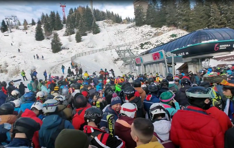 Aglomerație la gondola din Sinaia, unde oamenii au stat și 4 ore la coadă. „Gondola nu merge, dar cartele vând la greu” | VIDEO