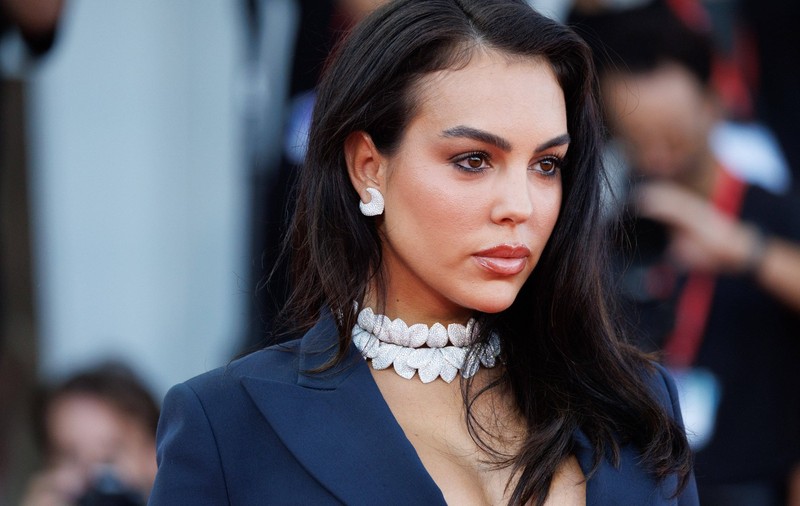 Cum a apărut Georgina Rodriguez la Festivalul de Film de la Veneția. A pășit pe covorul roșu cu bijuterii de peste 600.000 de euro