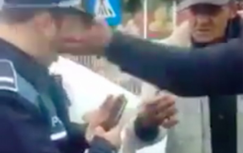 UPDATE. Polițist agresat de localnici în Tulcea, în timp ce încătușa un individ. A fost pălmuit