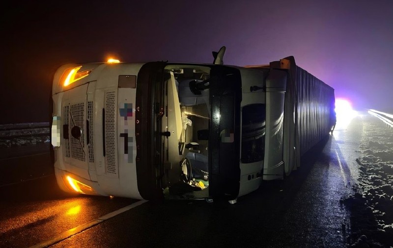Pagubă de 200.000 de euro făcută de un șofer român de TIR care n-a respectat cel mai des sfat afișat pe autostrăzi, în Europa: „Adaptați viteza la condițiile de drum”