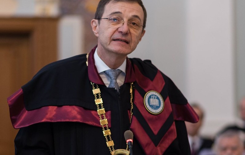Ioan-Aurel Pop, președintele Academiei Române, în contextul noii programe școlare: „Editurile au un interes. S-au făcut presiuni. Manualele sunt deja făcute”. Reacția profesorului Liviu Papadima