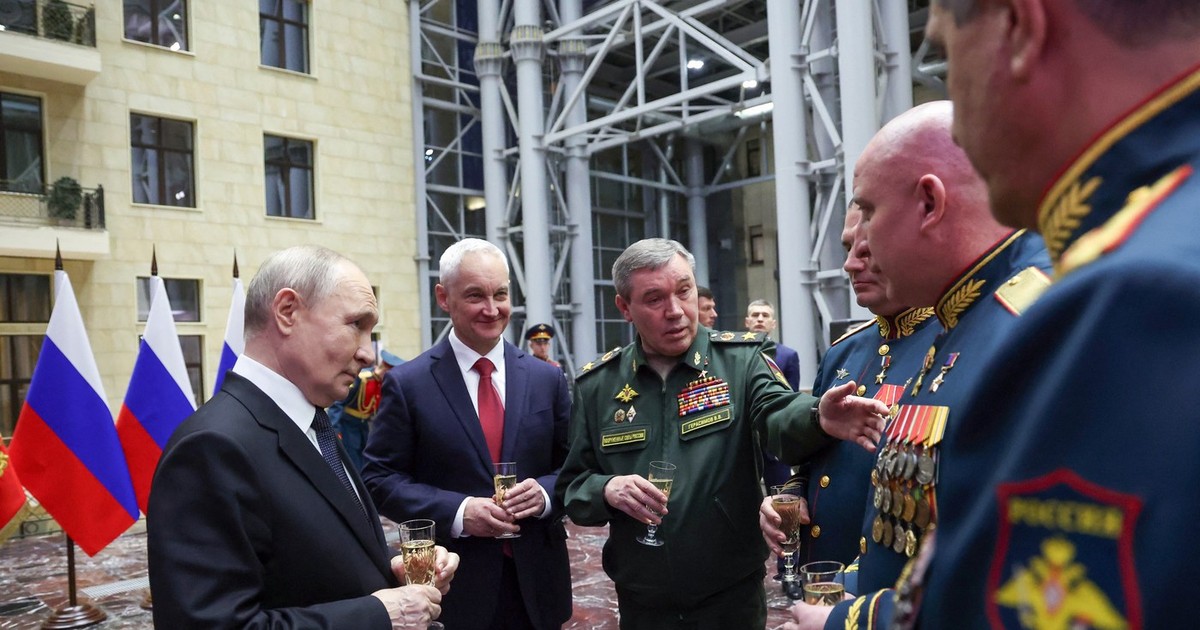 Putin (stânga), însoțit de ministrul apărării Andrei Belousov și generalul Gherasimov (dreapta în plan secund) discută cu trei comandanți Foto: Profimedia