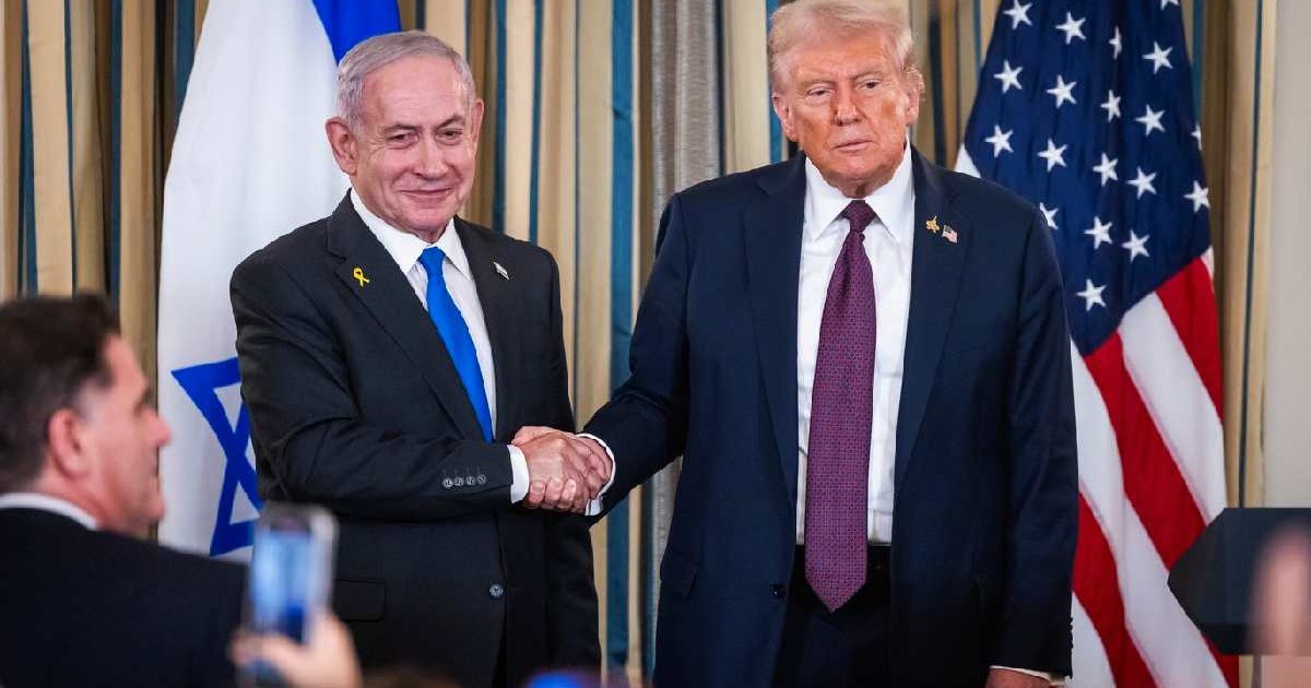Donald Trump și Benjamin Netanyahu își strâng mâna în timpul conferinței de presă de la Casa Albă, desfășurată la Washington pe 29 septembrie 2025