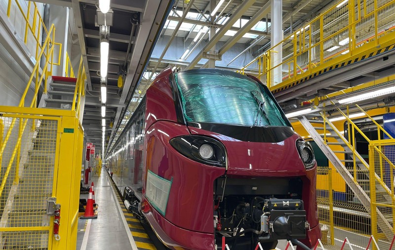 Cum arată primul tren cumpărat de România, la 20 de ani după Săgețile Albastre. Când va intra în circulație