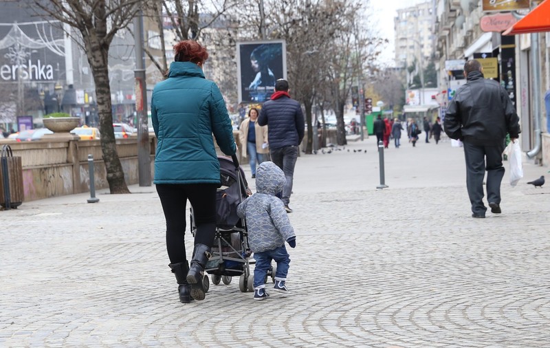 Pot să scot copiii afară, la plimbare, în perioada stării de urgenţă? Ce spun autorităţile