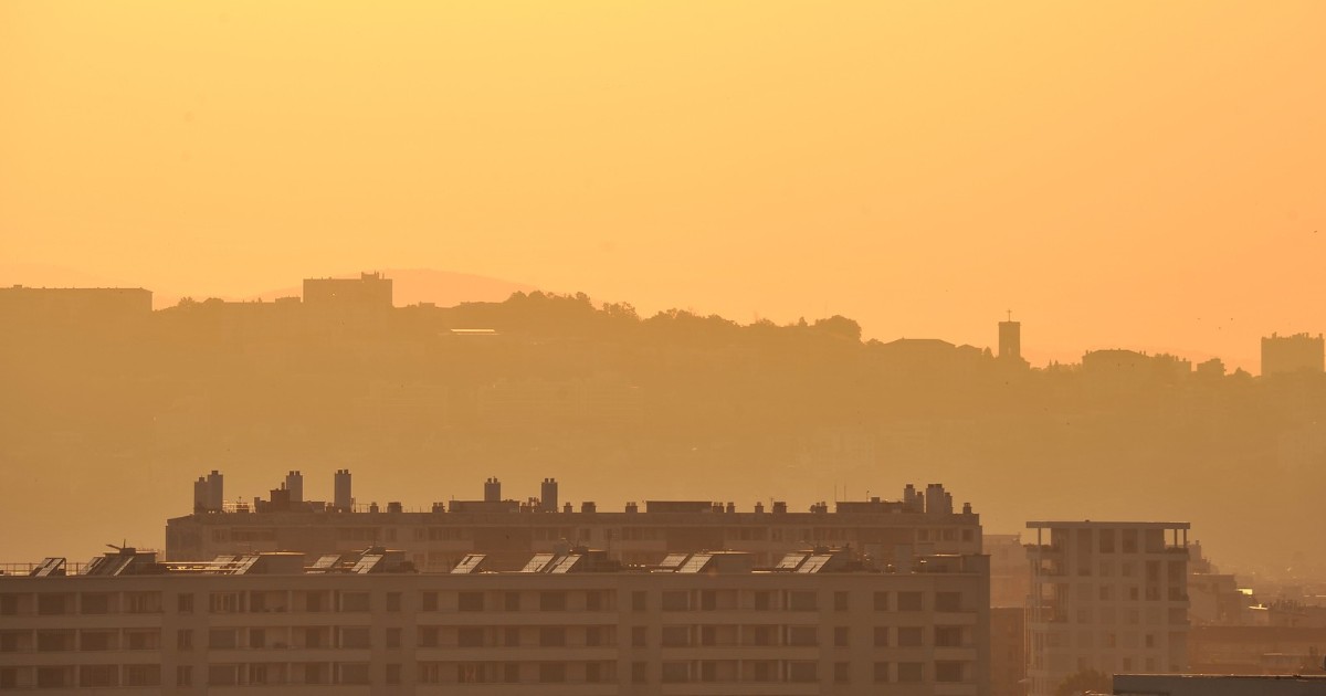 Soarele apune într-o zi caniculară în Franța, se văd clădirile de apartamente care nu au lumină