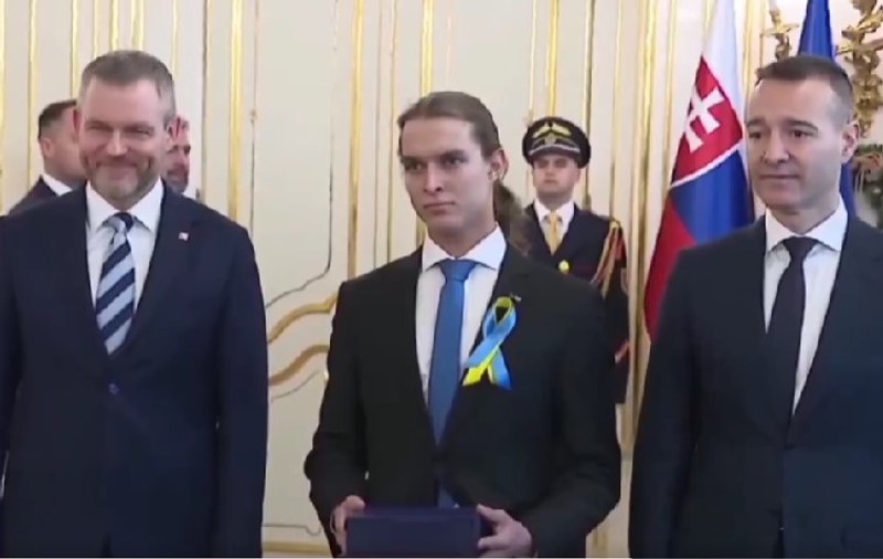 Un elev olimpic la matematică, cu un simbol ucrainean pe rever, a refuzat să strângă mâna președintelui Slovaciei, care l-a premiat | VIDEO