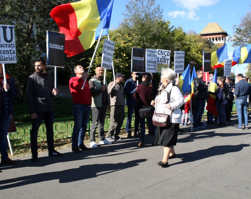 GALERIE FOTO / Protest al părinților în Piața Victoriei, joi, împotriva propagandei homosexuale în școli
