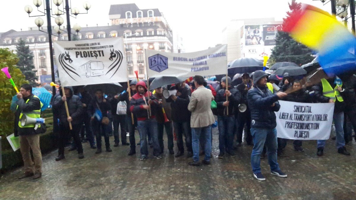 Protest în ploaie, la Ploiești. ”Românul n-a stat în genunchi niciodată, decât în fața lui Dumnezeu”