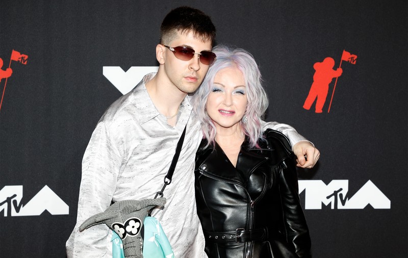 Fiul cântăreței Cyndi Lauper, arestat de poliție după ce a fost prins la volanul unei mașini furate