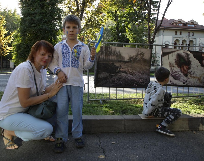 Ucrainenii din București au protestat în fața Ambasadei Rusiei. „Ne dorim foarte mult să ne întoarcem acasă”