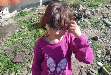 Mara a probat ochelarii unei fane steliste