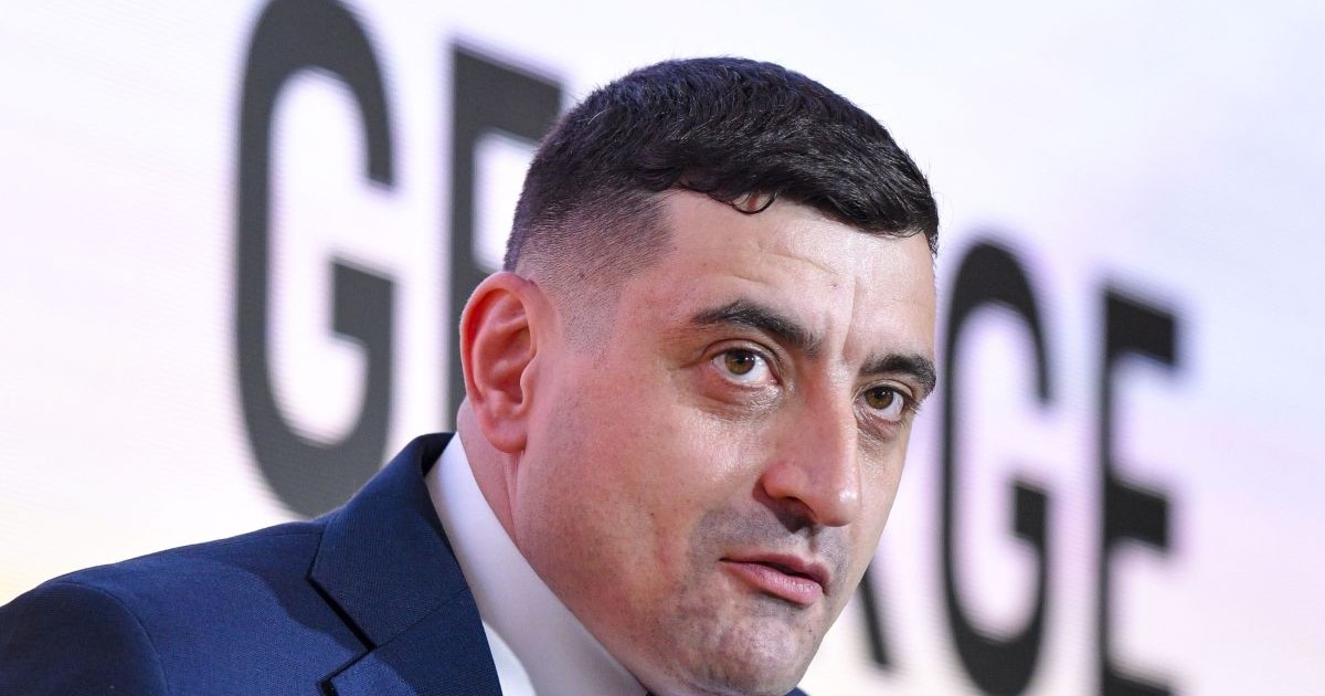 Liderul AUR, George Simion, la o conferință de presă, iar în spate se vede scris numele lui
