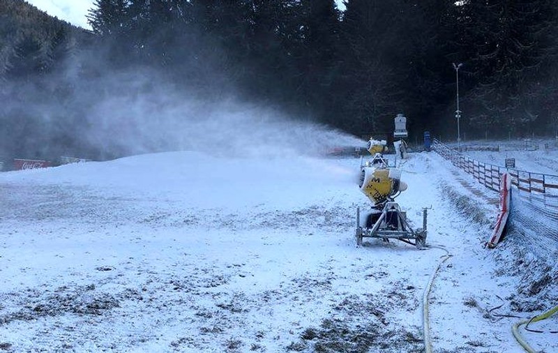 Nu se schiază în Poiana Brașov din lipsa zăpezii. Se deschide însă pârtia de săniuș, de la 1 decembrie