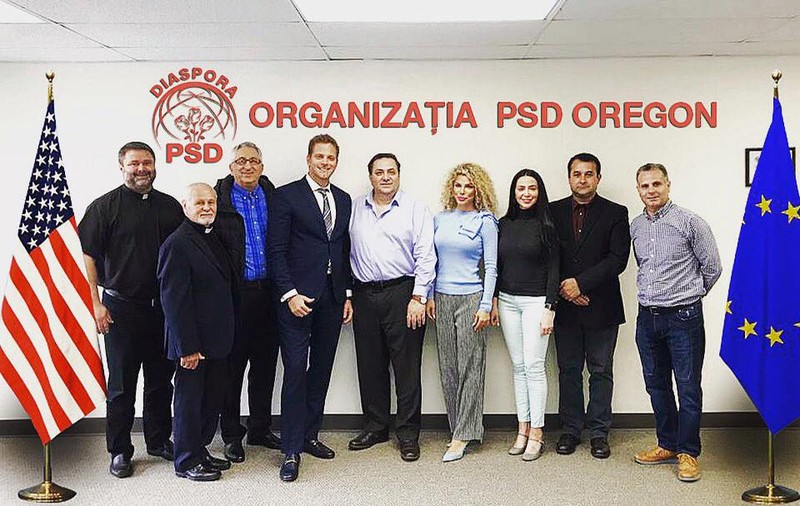 FOTO | Ilan Laufer, acuzat că a trucat o fotografie de la întâlnirea cu românii din Oregon. Fostul ministru, ironizat: „Și în Paint îmi ieșea mai bine”