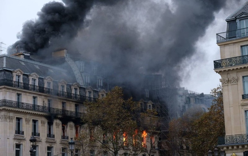 VIDEO | Incendiu puternic în centrul Parisului, lângă Opera Garnier