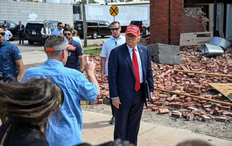 Donald Trump, vizită în statul Georgia, după ce a fost devastat de uraganul Helene. Atacuri la adresa lui Biden