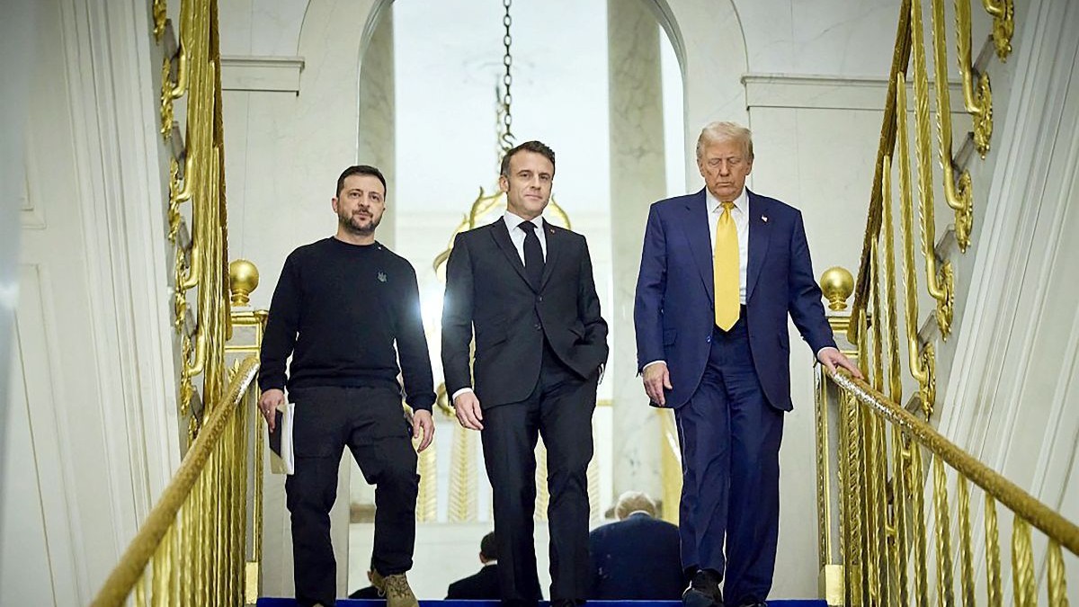 Volodomir Zelenski, Emmanuel Macron și Donald Trump (de la stânga la dreapta) la palatul Elysée după o reuniune trilaterală. Cei trei coboară scările