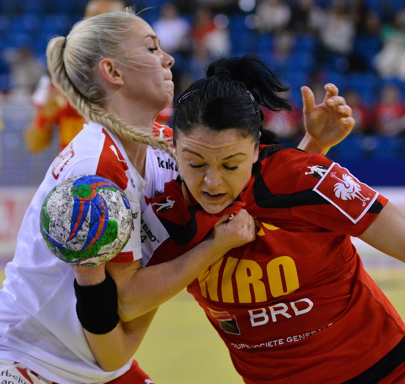 epa04522169 Jensen Trine Ostergaard (L) of Denmark and Valentina-Neli Ardean-Elisei of Romania in action during the women's European Championship Group B handball match between Romania and Denmark in Debrecen, Hungary, 09 December 2014. EPA/ZSOLT CZEGLEDI HUNGARY OUT