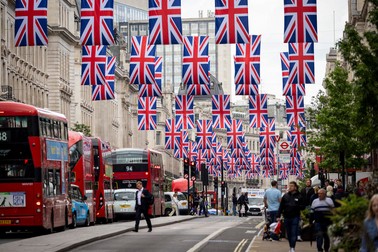 Regent Street, celebră arteră din Londra, a fost decorată cu steagul Marii Britanii Foto: EPA