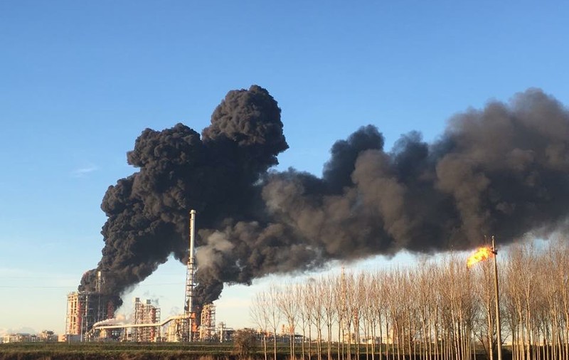Explozie la o rafinărie din nordul Italiei. Locuitorilor li s-a cerut să rămână în case