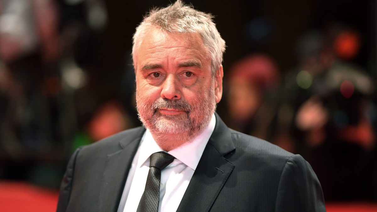 Denunțuri privind abuzuri sexuale împotriva regizorului Luc Besson. Regizorul Luc Besson, la costum și cu barbă