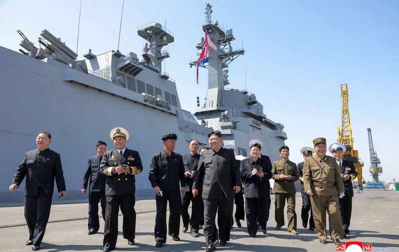 Kim Jong a testat distrugătorul de 5.000 de tone Choe Hyon, dotat cu rachete nucleare