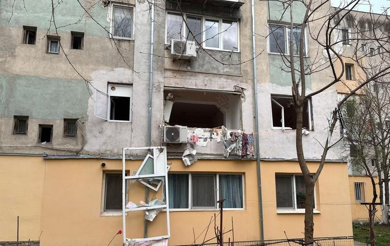 Explozie într-un bloc din Caracal: patru apartamente afectate, 25 de oameni evacuați. Care a fost cauza deflagrației
