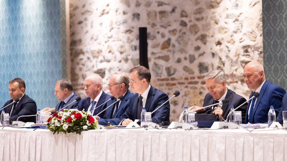 Delegația rusă la negocierile de la Istanbul, cu Vladimir Medinski (al treilea din dreapta) în frunte Foto: Profimedia