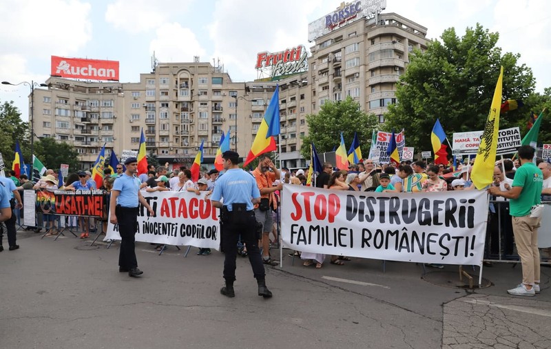 Marșul Normalității în București. Discursuri la Patriarhie: "Homosexualitatea se vindecă!" și "Intrăm în politică, ne facem partid!" (FOTO&VIDEO)