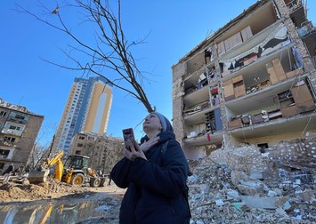 18 martie 2022, Kiev: o femeie plânge, în stare de șoc, în fața blocului lovit de rachete Foto: Profimedia