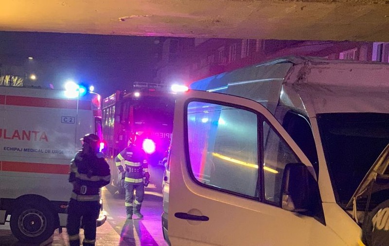 Șase persoane au fost rănite după ce un microbuz s-a blocat sub un pasaj din Arad. Șoferul, transportat la spital