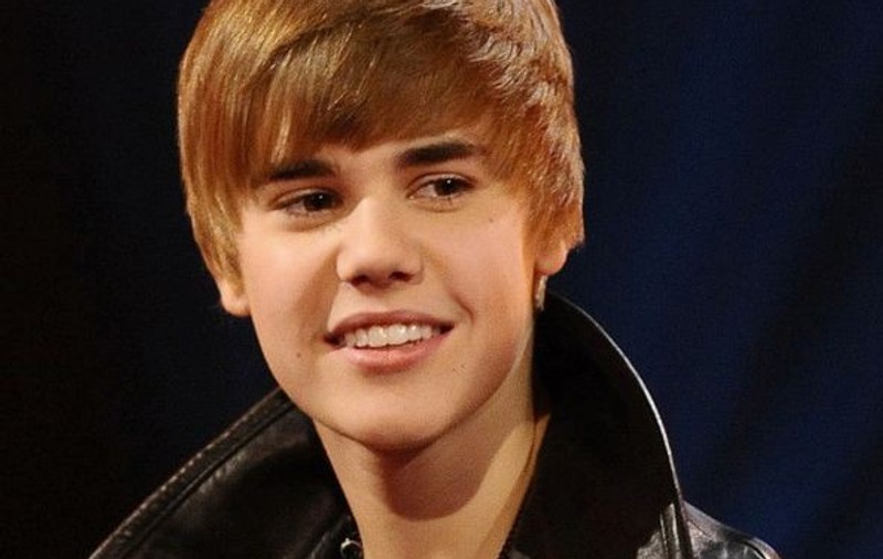 Video | Justin Bieber a făcut o criză de râs pe scenă