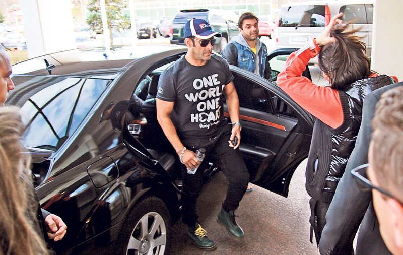 Salman Khan dă 1.000 de euro pe noapte la un hotel din Sibiu. Uite cum arată camera în care doarme starul!