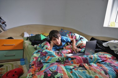 Camera băieţilor e gata renovată, iar Adi poate studia la laptop