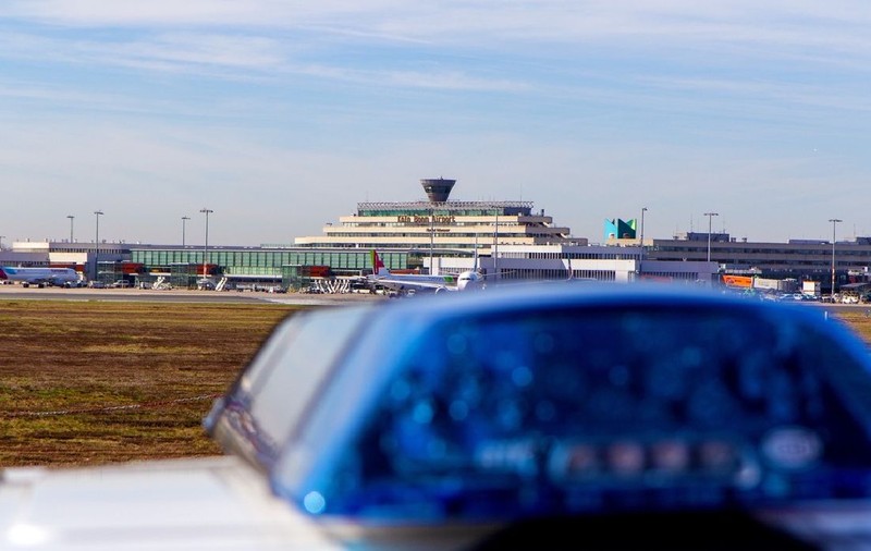 O româncă și un român care au venit de la Istanbul cu același avion au fost arestați imediat ce au aterizat la Koln, în Germania