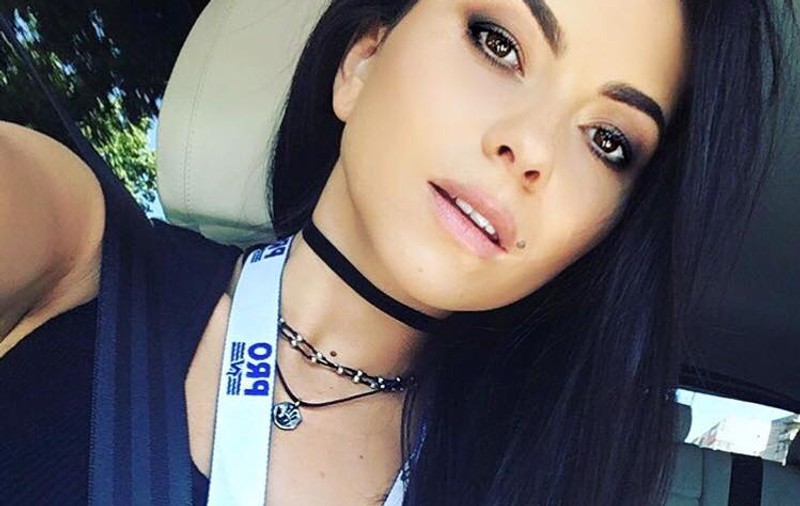 Inna, fără pic de machiaj în avion, alături de Cătălin Botezatu. Artista cântă în deschiderea festivalului Untold