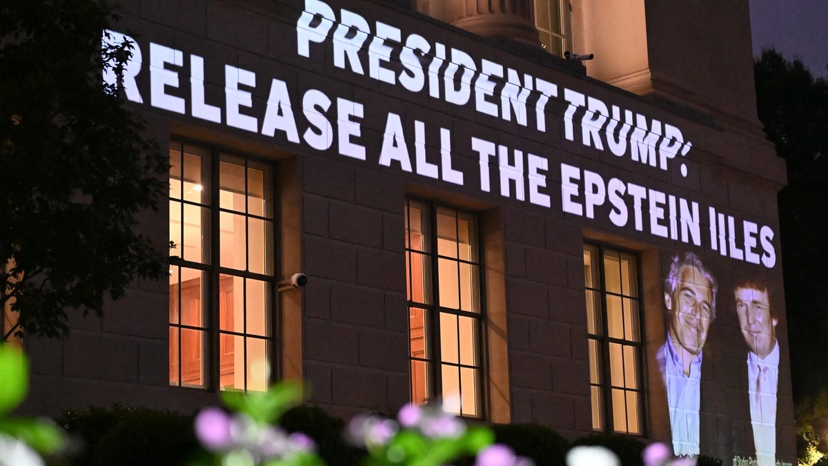 Donald Trump este presat să publice dosarele Epstein Foto: Profimedia