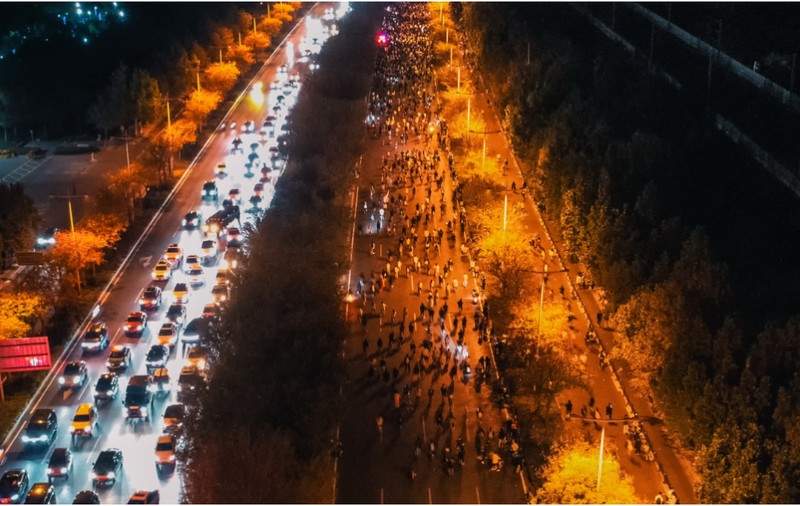 Mii de studenți au pedalat zeci de kilometri, pe timp de noapte, pentru a mânca supă, în China | VIDEO