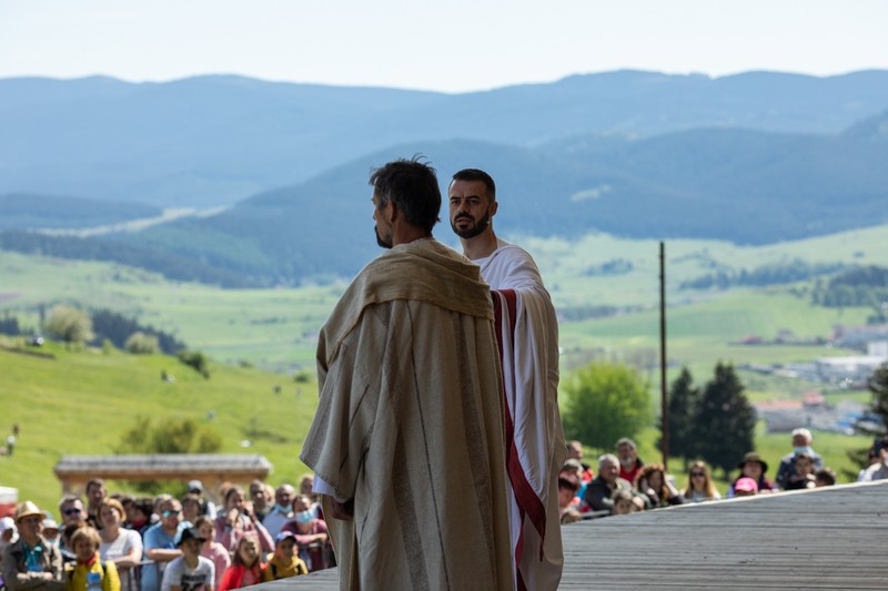 Levente Szekely îl interpretează pe Pontius Pilat (în alb) în spectacolul care prezintă Drumul Crucii