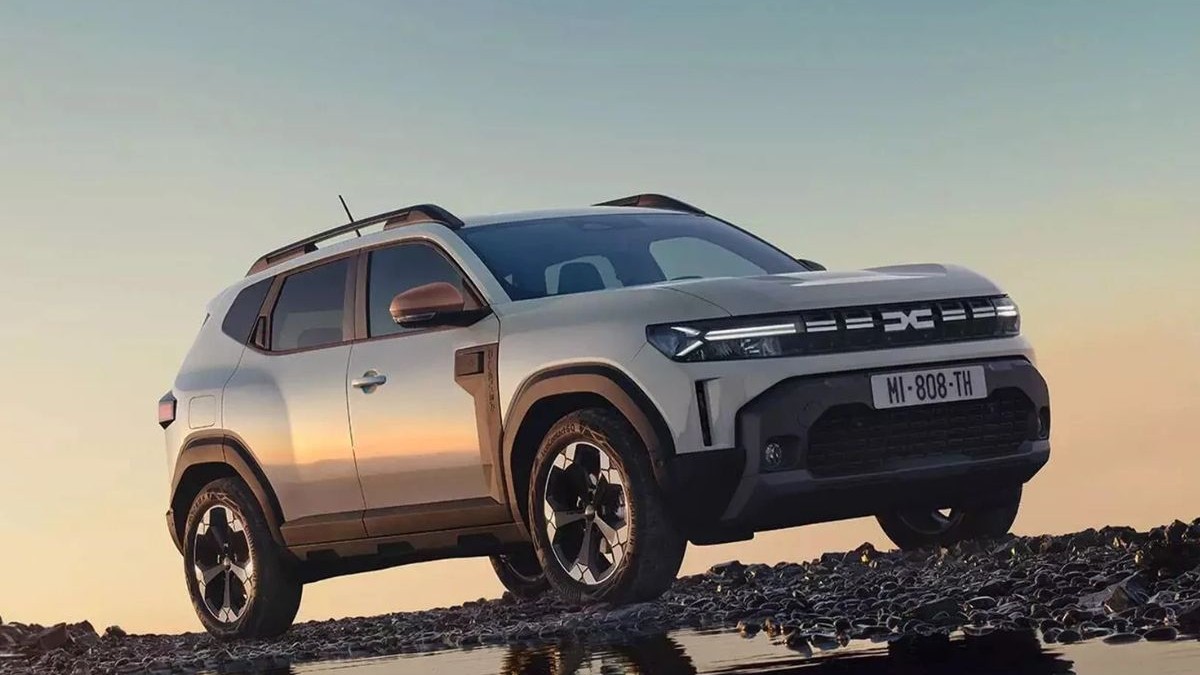Masina SUV Dacia Duster pe un drum cu pietre. in spate un apus