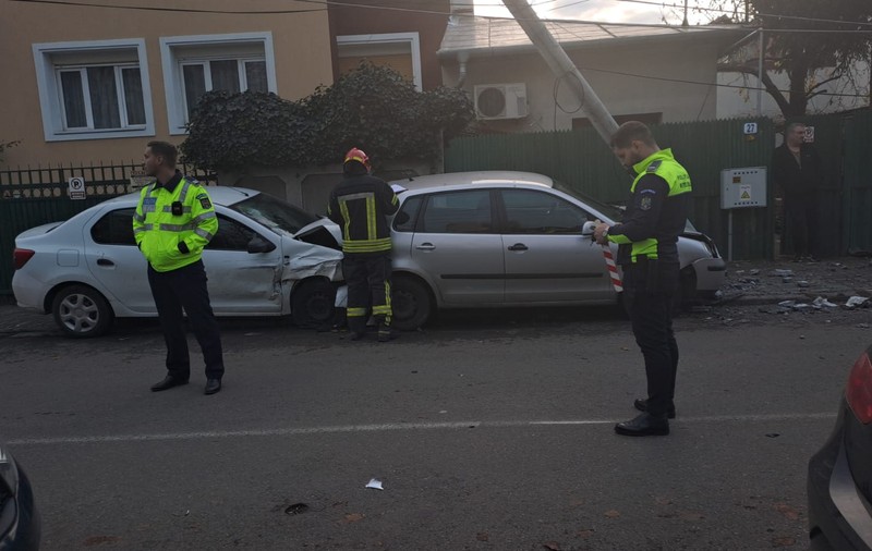 Trei polițiști au fost răniți într-un accident produs în sectorul 1 din București. Autospeciala, proiectată într-o mașină parcată