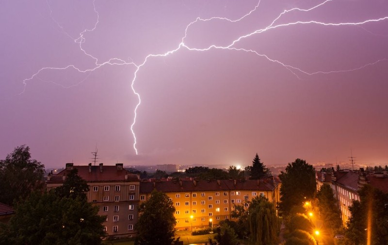 Avertizare ANM cod portocaliu de furtuni și ploi de până la 60 l/mp în următoarele 48 de ore. Harta zonelor afectate de fenomenele meteo extreme