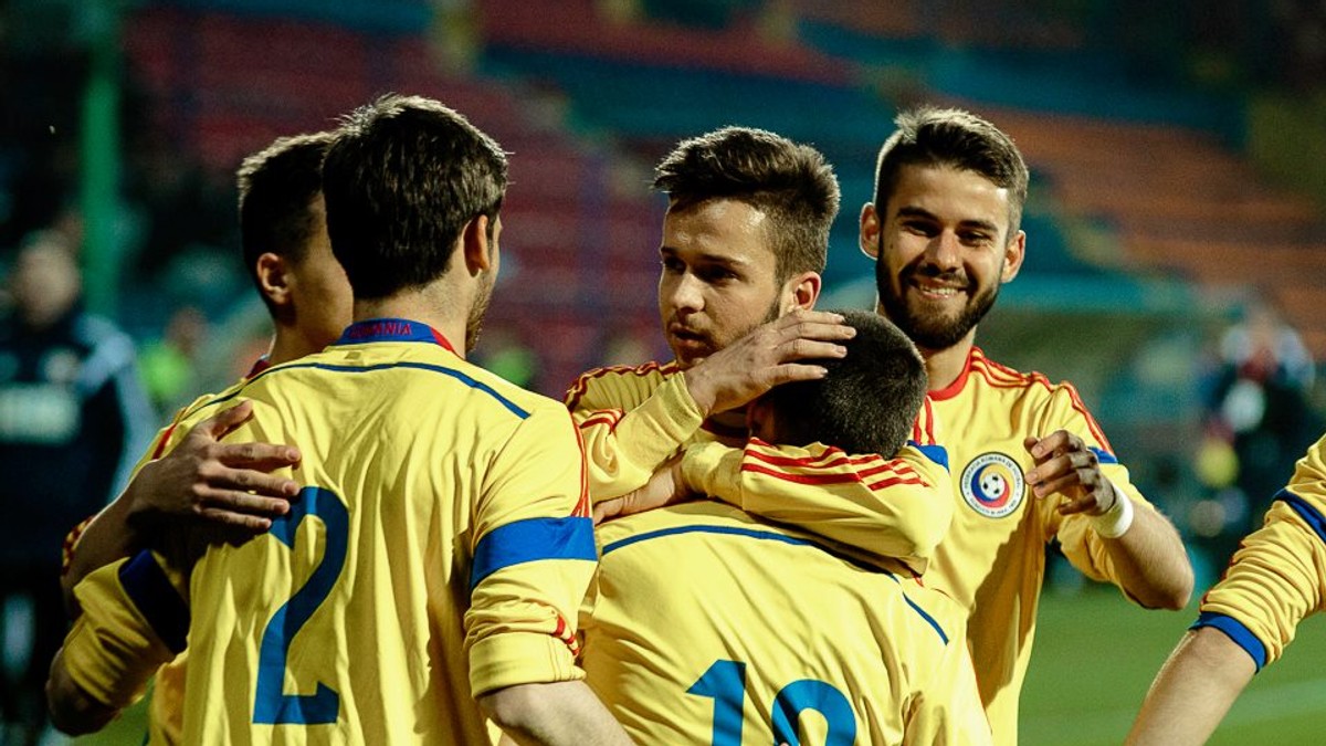 Bogdan Țîru își felicită colegii de la tineret după un gol marcat cu Cipru