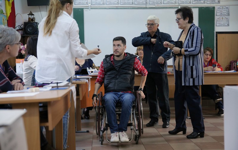 Imagini emoționante: fostul rugbist George Baltă, în scaun cu rotile de 13 ani, la vot de la prima oră