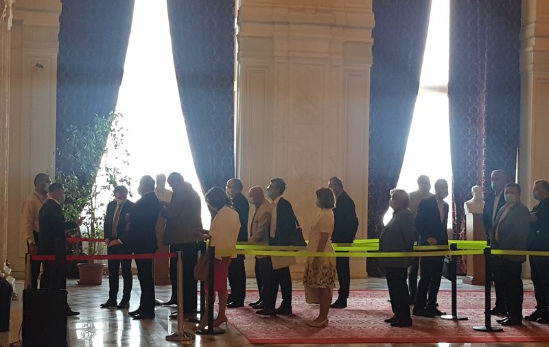 FOTO | Parlamentarii au picat testul la distanţare fizică, în ultima zi de sesiune