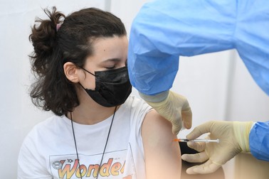 Reticența părinților față de vaccinarea celor mici vine și din neîncrederea pe care au acumulat-o în cei doi ani de pandemie față de autorități | Foto: Agerpres