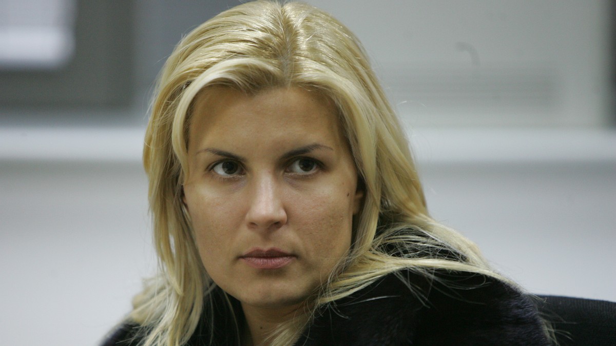 Elena Udrea poate fi adusă în țară, după condamnarea în Dosarul Bute. Elena Udrea, supărată și îngândurată, îmbrăcată într-o haină de culoare neagră